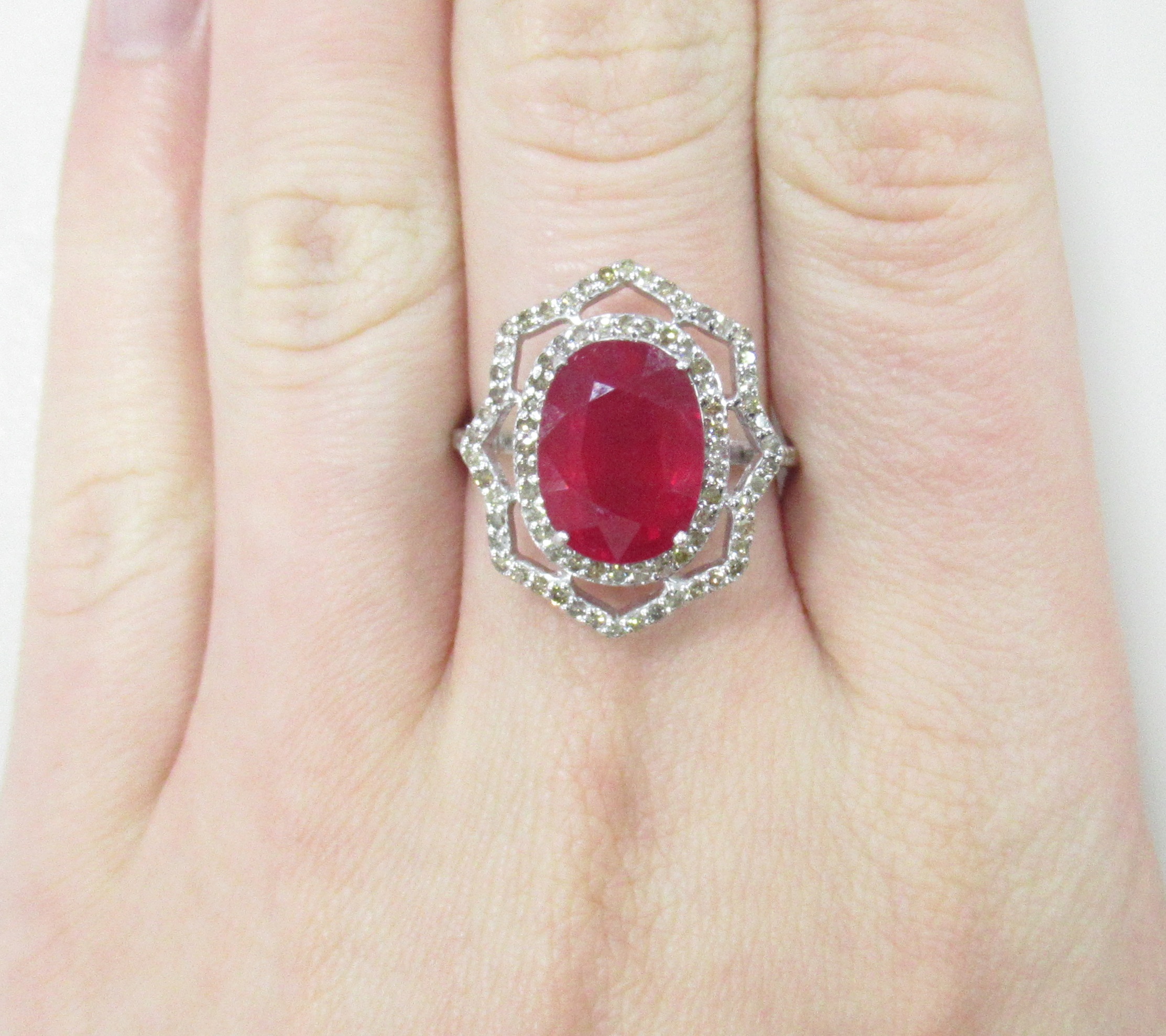 Серебряное кольцо 925 пробы; вставки 1 Рубин 6,63ct F/2; 83 Бр.Кр-17 0,56ct 4/5;